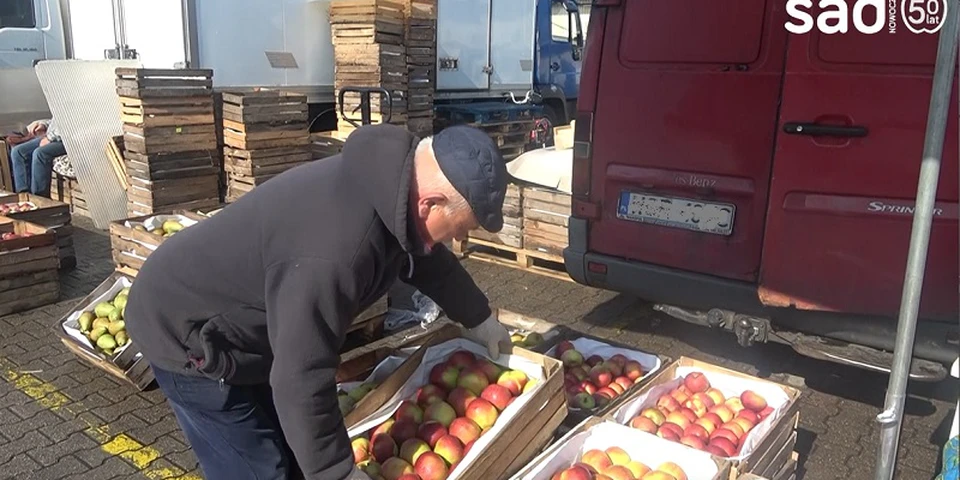 Bronisze: handel jabłkami pod presją truskawki, a w chłodniach jeszcze tony do sprzedania